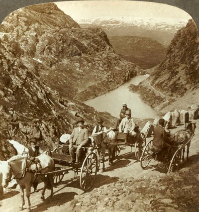 Matkustajat vuoristotiellä Seljestadin villin rotkon halki, Norja, vuodelta 1905. tekijältä Unbekannt