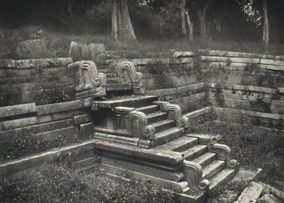 Portaat tiiliseen uimalammikkoon, Anuradhapura, 1926 tekijältä Unbekannt