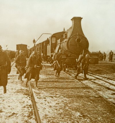 Joukkoja poistumassa höyryjunasta, c1914-c1918 tekijältä Unbekannt