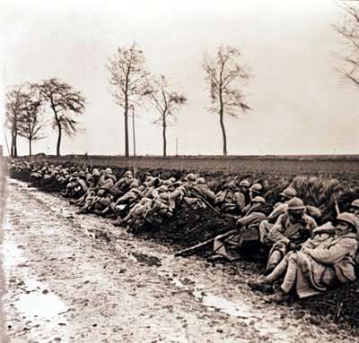 Joukot lepäävät tien varrella, Pohjois-Ranska, c1914-c1918 tekijältä Unbekannt