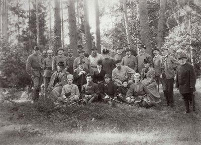 Tsaari Aleksanteri III perheen ja ystävien kanssa metsästyksellä Bialowiezan metsässä Venäjällä, 1894 tekijältä Unbekannt