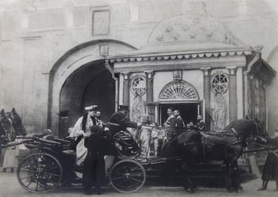 Tsaarina Aleksandra Fjodorovna vierailemassa Iberian kappelissa, Moskova, Venäjä, 1900-luku tekijältä Unbekannt