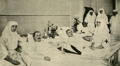 Tsaariina Alexandra hoitaa haavoittuneita sotilaita, 1914, n. 1920. tekijältä Unbekannt