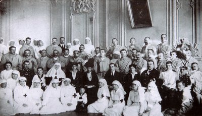 Venäjän tsaaritar Maria Fedorovna vierailemassa sairaalassa Kiovassa, 1915 tekijältä Unbekannt
