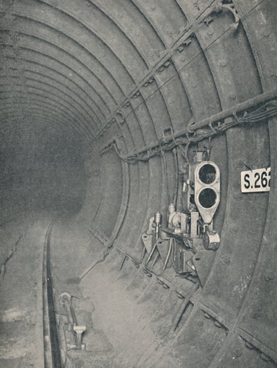 Tunnelisignaali ja automaattinen junan pysähtyminen. Lontoon metroasema, 1926 tekijältä Unbekannt