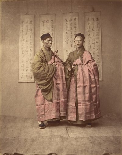 [Dos homes xinesos amb vestit tradicional a joc], dècada de 1870. finlandès tekijältä Unbekannt