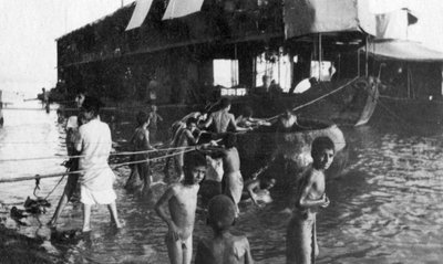 Kaksikerrosproomua käytettiin siirtämään brittijoukkoja ylös Tigris-joella Amarahista Bagdadiin, 1918 tekijältä Unbekannt