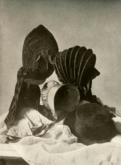 Kaksi silkkikalassia, ratsastuslakki, kveekaripäällinen, hattu, hanskat ja hame, 1700-luku, 1937. tekijältä Unbekannt