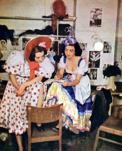 Kaksi naista kevyestä oopperasta Like One Time toukokuussa, Walter Kollo, Berliini, 1943 tekijältä Unbekannt
