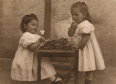 Kaksi nuorta tyttöä pöydän ääressä, 1937. tekijältä Unbekannt