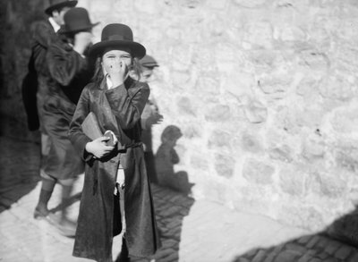 Kirjatyypit juutalaisten itkumainilla, n. 1934-1939 (m/v kuva) tekijältä Unbekannt