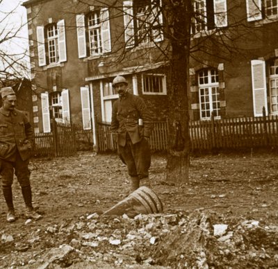 Räjähtämätön 380-kuori, Verdun, Pohjois-Ranska, c1914-c1918 tekijältä Unbekannt