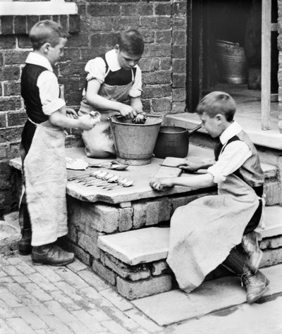 Iso-Britannia: Pojat kuorivat perunoita ja teroittivat veitsiä Workhouse-orpokodissa - Pontefract - c1905 tekijältä Unbekannt