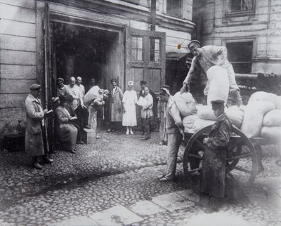 Ruoan purkaminen, Tiedemiestalo, Petrograd, Venäjä, c1920-c1924 tekijältä Unbekannt