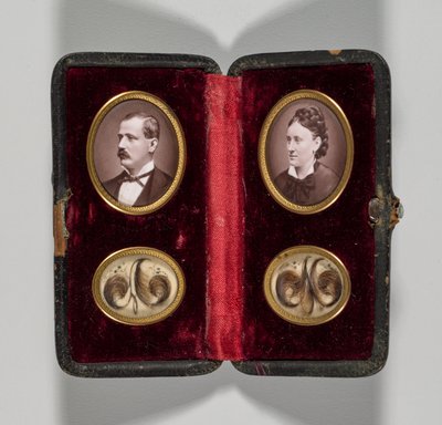Nimetön kotelo, jossa on miehen ja naisen muotokuvia ja hiuskoristeita, n. 1870-luku. tekijältä Unbekannt