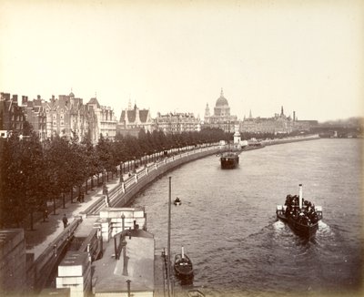Victoria Embankment, joka näyttää Temple Gardensin ja St Paulin katedraalin, Lontoo, 1887 tekijältä Unbekannt