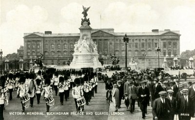 Victoria Memorial, Buckinghamin palatsi ja vartijat, Lontoo, 1930-luku. tekijältä Unbekannt