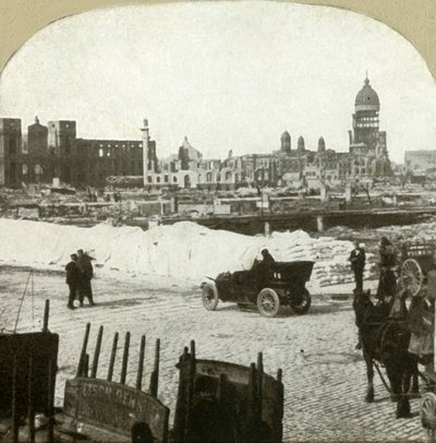 Näkymä Moulder Schoolin jakeluasemalta, jossa näkyy tonnia jauhoja jalkakäytävällä, 1906. tekijältä Unbekannt