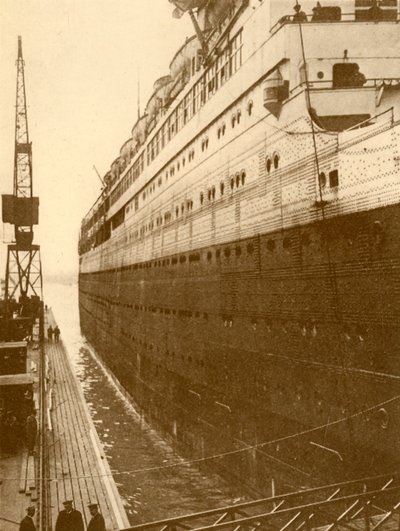 Näkymä Majesticin oikealta puolelta, kun hän astui kelluvaan kuivatelakkaan, vuodelta 1930. tekijältä Unbekannt