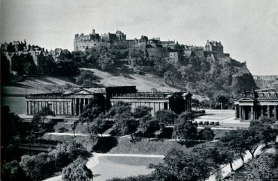 Näkymä National Gallery of Scotlandista ja Edinburghin linnasta, vuodelta 1945 tekijältä Unbekannt