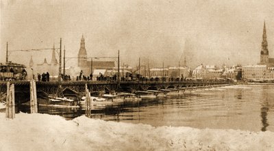 Näkymä Dwina-joen ylittävästä kelluvasta sillasta, Riika, Latvia. 1915 (kuva) tekijältä Unbekannt