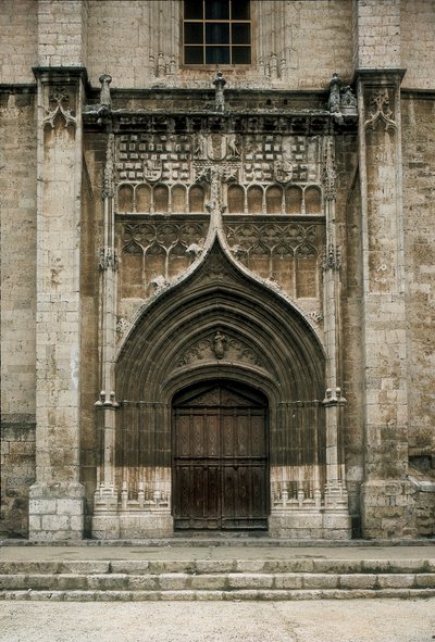 Näkymä Santa Maria Mediavillan kirkon portaalista, Medina de Rioseco, Espanja tekijältä Unbekannt