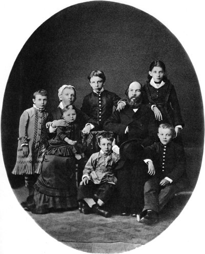 Vladimir Uljanov Lenin lukiolaisena perheineen, Simbirsk, Venäjä, 1879 tekijältä Unbekannt