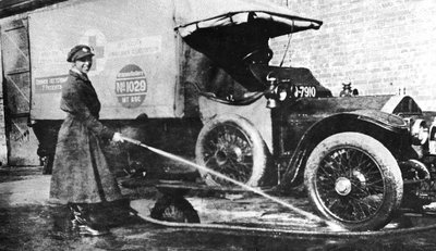 Vapaaehtoinen englantilainen naiskuljettaja pesemässä ambulanssiaan, Cambridge, ensimmäinen maailmansota, 1915 tekijältä Unbekannt