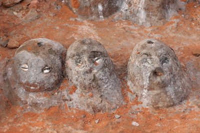 Voodoo-fetissit luostarin sisäänkäynnillä. Togoville, Togo tekijältä Unbekannt