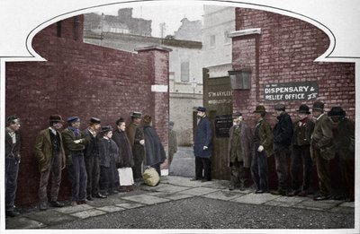 Odotetaan pääsyä St Marylebone Workhouseen, Luxborough Street, Lontoo, c1901 1903 tekijältä Unbekannt