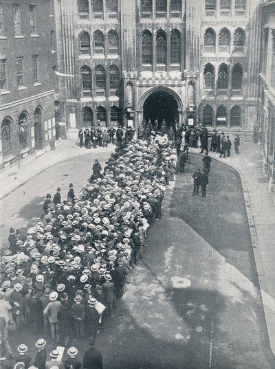 Odotetaan pääsyä kiltataloon herra Asquithin ensimmäistä suurta kutsua asekokoukseen, 1914 tekijältä Unbekannt
