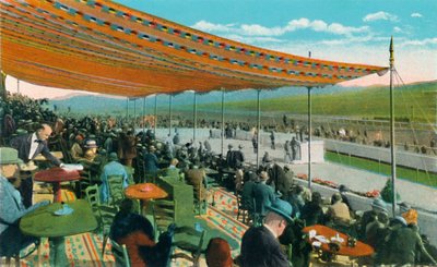 Katsomassa kilpailuja Club Housen edessä, Agua Caliente Jockey Club, 1939 tekijältä Unbekannt