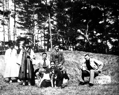Länsivieraat paikallisten kanssa, Nam San, Korea, 1900 tekijältä Unbekannt