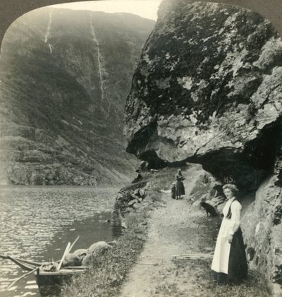 Missä tie hiipii ulkonevien kallioiden alle Nerofjordin vesillä, Norjassa, 1905. tekijältä Unbekannt