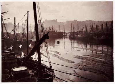 Whitby Harbour laskuveden aikaan, n. 1905 tekijältä Unbekannt
