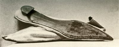 Valkoiset satiiniset häätossut, 1800, 1937. tekijältä Unbekannt