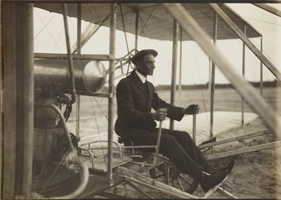 Wilbur Wright lentolehtisessä, 1908. tekijältä Unbekannt