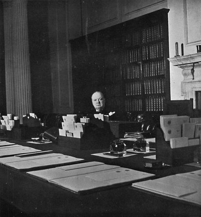 Winston Churchill kabinettihuoneessa 10 Downing Street, 1940-luku, 1945 tekijältä Unbekannt