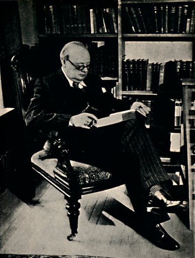 Winston Spencer Churchill kirjastossaan, 1945. tekijältä Unbekannt