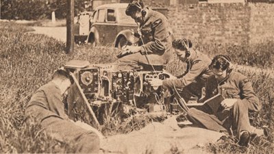 Langaton operaattori uusimman tyyppisessä harjoituskoneessa, 1940 tekijältä Unbekannt