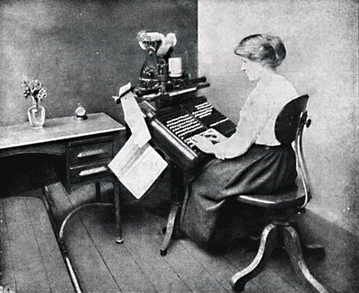 Naisoperaattori Monotype-näppäimistöllä, 1917 tekijältä Unbekannt