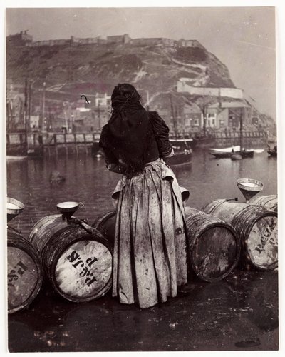 Nainen ja tynnyrit, Whitby Harbour, n. 1905 tekijältä Unbekannt