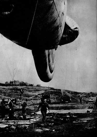 Nainen WAAF:sta käsittelemässä padoilmapalloa, 1943 tekijältä Unbekannt