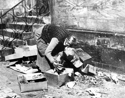 Nainen etsimässä ruokaa, Bayreuth, Saksa, huhtikuu 1945 tekijältä Unbekannt