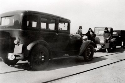 Naiset ja pysäköityjä autoja, 1930 tekijältä Unbekannt