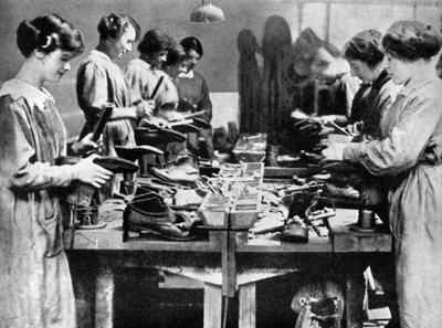 Naissutarit korjaamassa jalkineita sotaa varten, 1914-1918 1936 tekijältä Unbekannt
