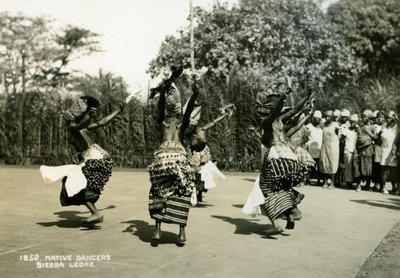 Naisetanssijat esiintymässä, Sierra Leone, 1900-luku tekijältä Unbekannt