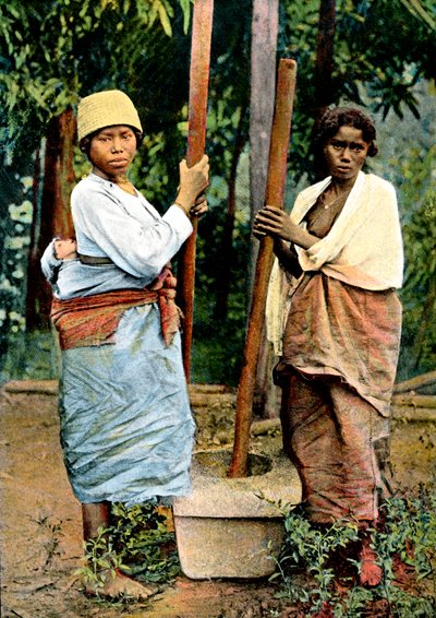 Naiset paukuttelemassa riisiä, Madagaskar, 1800-luvun loppu tekijältä Unbekannt
