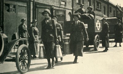 Naisreserviläiset toimittamassa maitoa sairaalaan, ensimmäinen maailmansota, c1914-1918, c1920. tekijältä Unbekannt