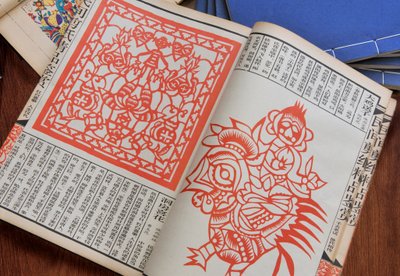 Woodblock-printti kiinalaisista paperileikkauksista (väripuupainatus) tekijältä Unbekannt